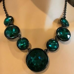 Beautiful emerald green stone necklace with graduated round large stones